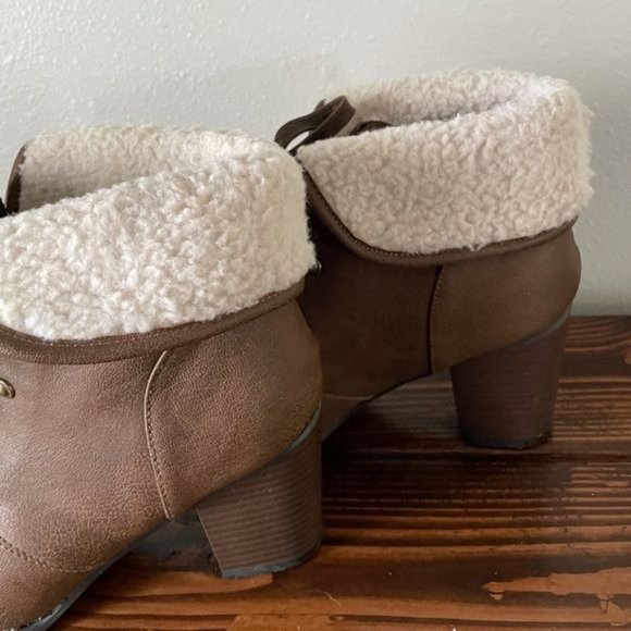 Bethany M🖤ta (Mota) Bootie Heel Lace Up w/ Sherpa Style Detail, size 10 - Picture 7 of 13